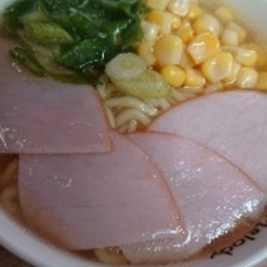 創味シャンタンで醤油ラーメンのスープ